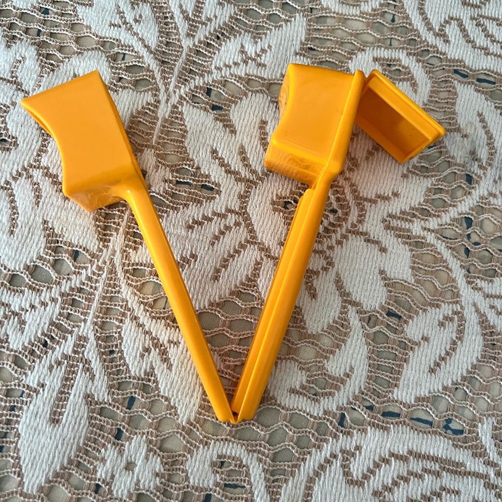 Tupperware Orange Corn Cob Butter Spreader with Built in Salt shaker 1465